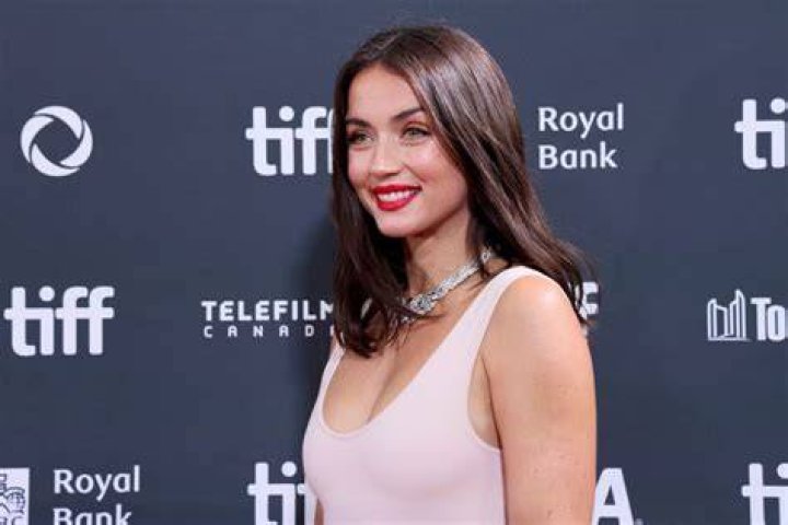 Ana de Armas’ Height and Weight Ana de Armas’ Height and Weight