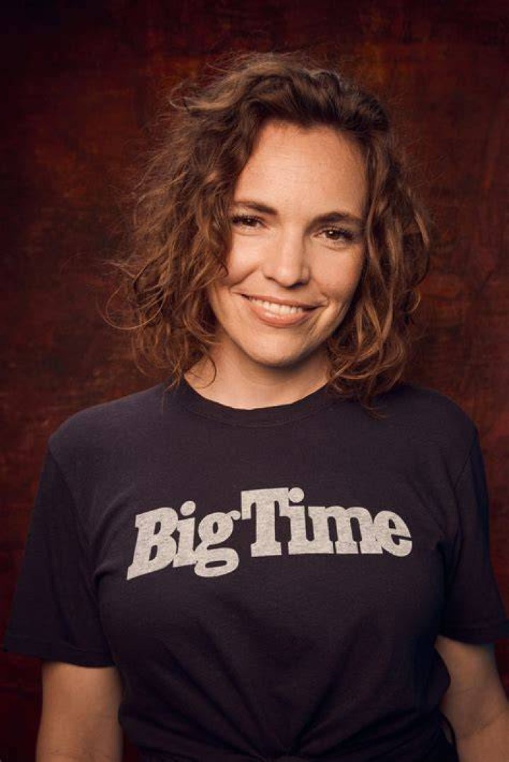 Beth Stelling studied acting.