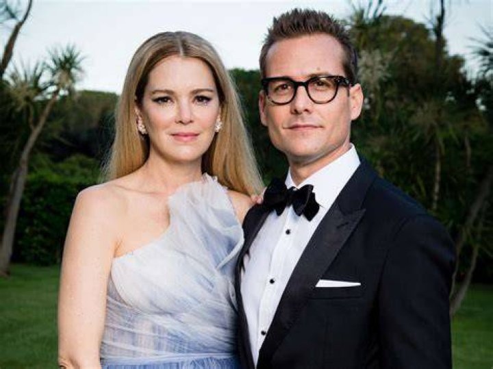 Gabriel Macht and Jacinda Barret holding their daughter's hand