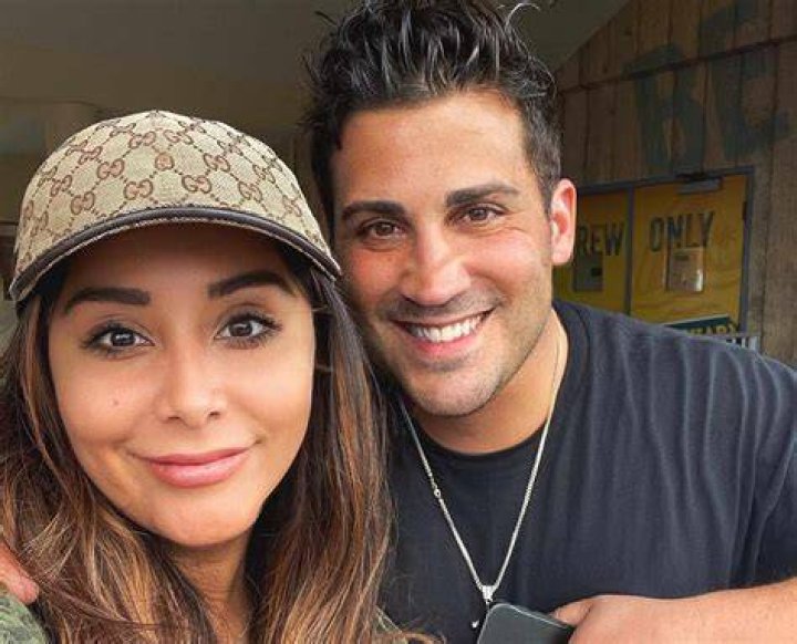 Jionni Lavalle's defending post about the umor of his divorce.
