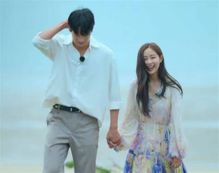 Jong-woo and Seul-ki on 'Single's Inferno' Season 2.