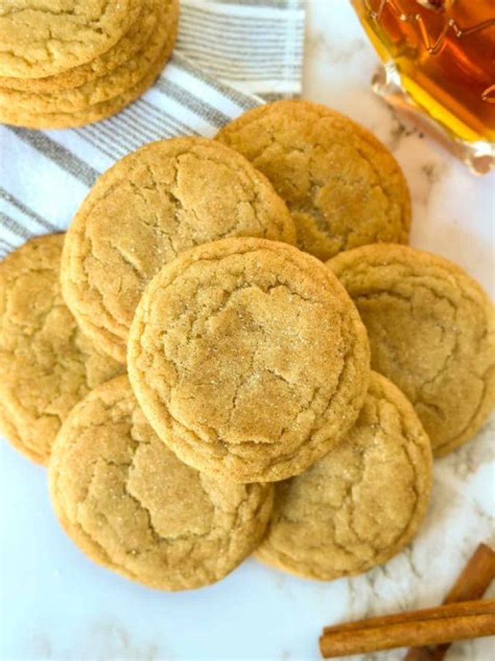 Maple snickerdoodle cookies on a grey plate.