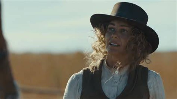 Margaret Dutton in '1883' holding a gun up to her eye and ready to shoot