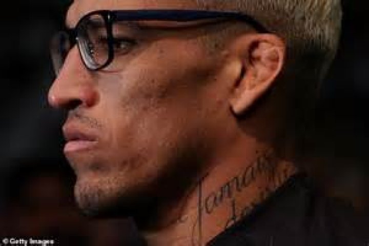 Oliveira wears thick glasses wherever he goes but does not use contact lenses in the cage