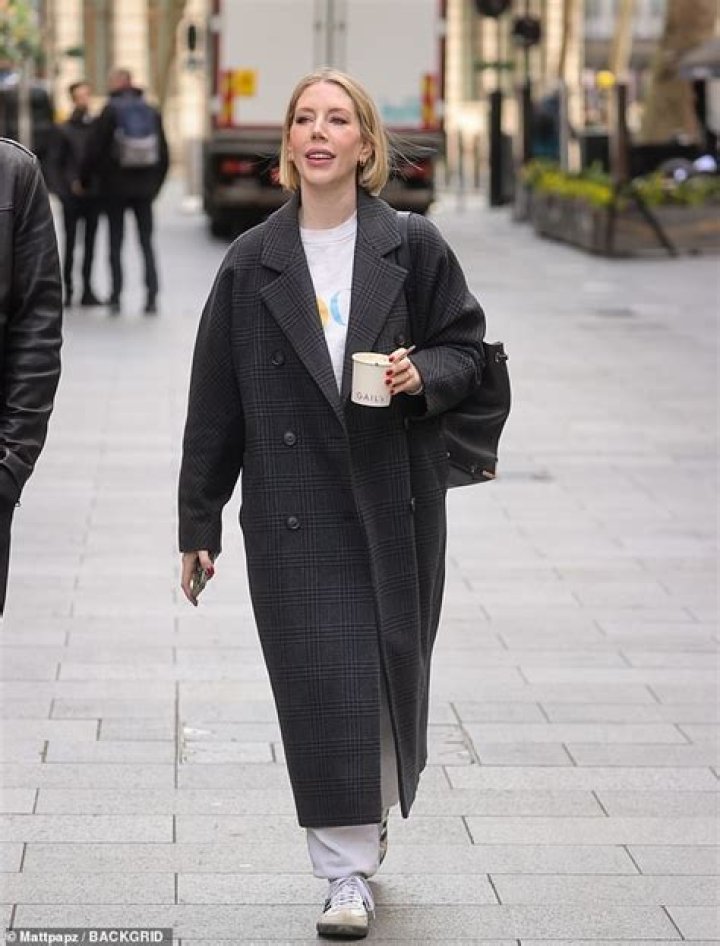 She added a pair of black leggings and had another grey shirt on underneath her sweatshirt