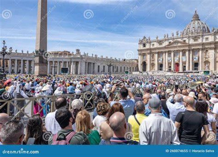 Thousands attend Pope's first papal audience in St Peter's Square since coronavirus outbreak